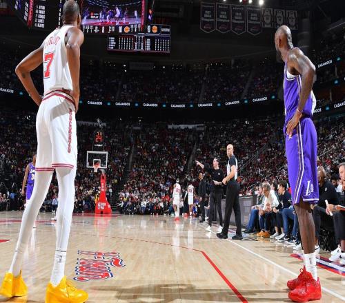 半場8中8轟18+1斷1帽！41歲詹皇四次暴扣身體狀態(tài)極佳湖媒贊GOAT