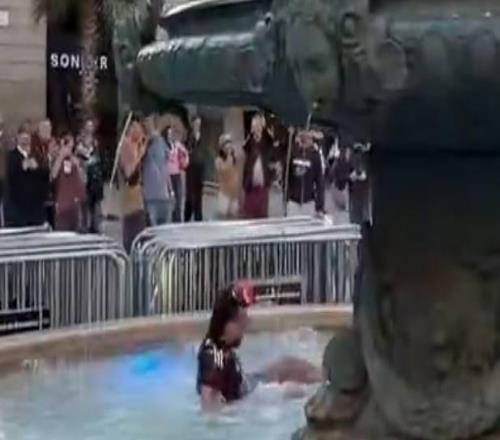 大戰(zhàn)在即，紐卡球迷在巴塞羅那街頭開大腳、噴泉池里“泡澡”