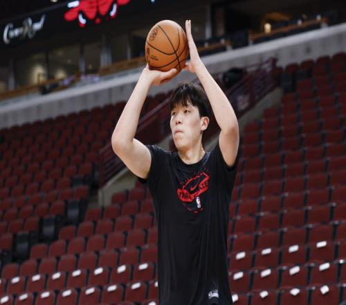 楊瀚森三分投不好進(jìn)攻老犯規(guī)，除了力量不足，還可能有哪方面原因