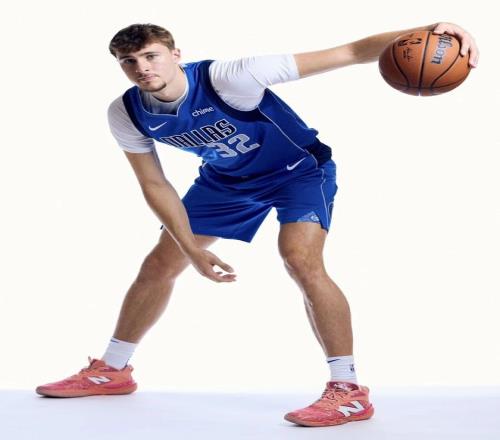 他們專賣“老頭鞋”，卻能簽下19歲NBA未來門面？