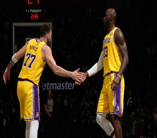 17+6+5！愿為湖人犧牲一切，老詹談飛身救球，東契奇也說出心里話