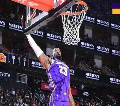 詹姆斯14中13狂砍30分，達(dá)成生涯12000籃板里程碑