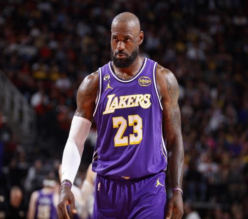 詹皇談30分其實(shí)我賽前狀態(tài)很差累得打哈欠一直在激勵(lì)自己挺過去