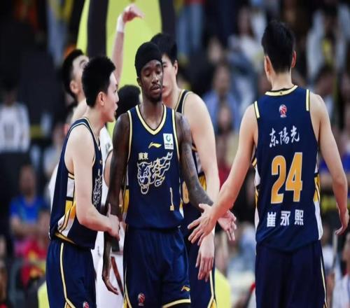 3分絕殺+爆冷，江蘇掀翻廣東！杜鋒沮喪離場(chǎng)，胡明軒7中2