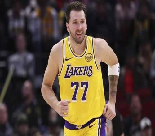 疯了！东契奇轰60分创历史，湖人灭热火迎8连胜！他要拿MVP