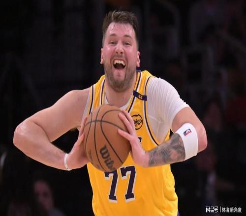 臥擦！背靠背100分，這哪是打球！這分明是刷2K