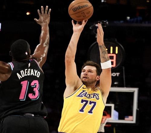 東契奇你太狠了，背靠背100分，又達(dá)成NBA絕無僅有的紀(jì)錄