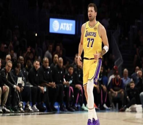 不負(fù)眾望！東契奇最后時(shí)刻走上罰球線：誰(shuí)注意詹姆斯的表情