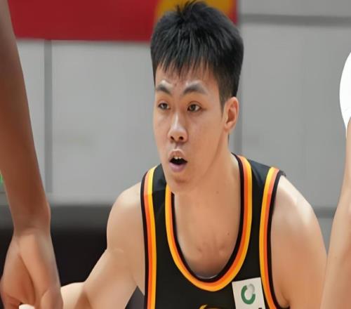 庞峥麟暴走该感谢杜锋！全场处理球无压力，就是不包夹，真看不懂