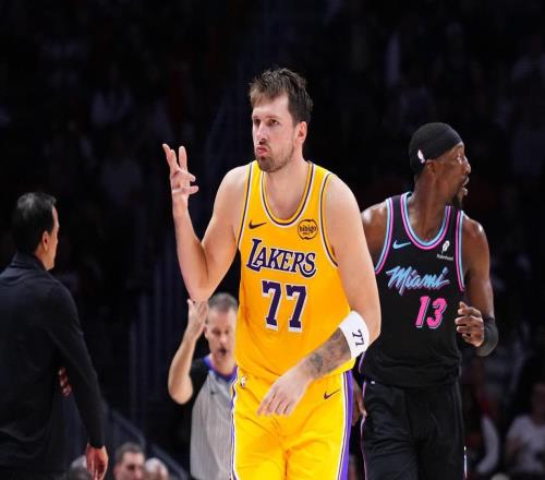 9勝0負(fù)不敗！東契奇轟60分有多瘋狂蘇群：想起20年前的科比