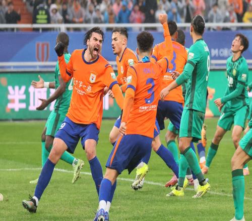 泰山泰山欲客場(chǎng)復(fù)仇云南，后場(chǎng)兩員悍將或左右戰(zhàn)局