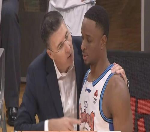 賀希寧22分新疆男籃32分慘敗深圳，新疆隊的墜落事出有因