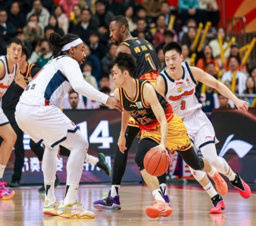 送絕殺助攻，打爆胡明軒+徐杰！球迷喊話郭導(dǎo)：他進(jìn)不了國家隊(duì)