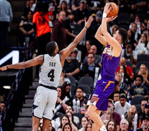 文班亞馬34+12送準(zhǔn)絕殺，馬刺逆轉(zhuǎn)太陽(yáng)4連勝布克22分5助攻