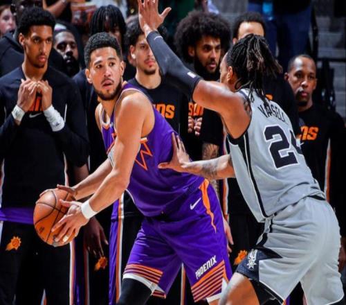 馬刺逆轉(zhuǎn)！文班34+12完成絕殺，布克22+5火箭棄將7中1，新秀犯錯