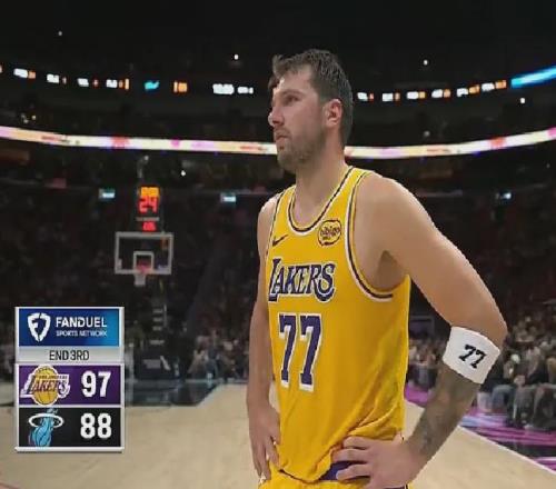 炸裂！背靠背合砍100分！東契奇已經(jīng)徹底打嗨