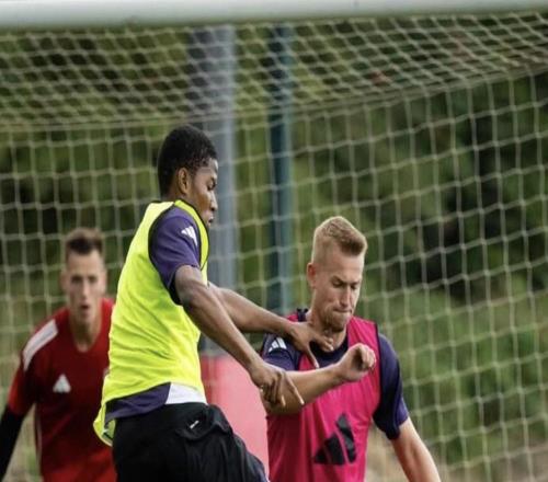 記者：德利赫特本賽季不一定能復出，曼聯(lián)在努力治療他的背傷