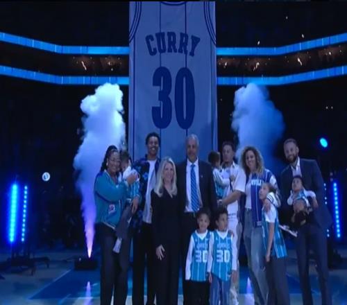 恭喜！黃蜂退役戴爾庫(kù)里30號(hào)球衣庫(kù)里全家到場(chǎng)見(jiàn)證父親榮耀