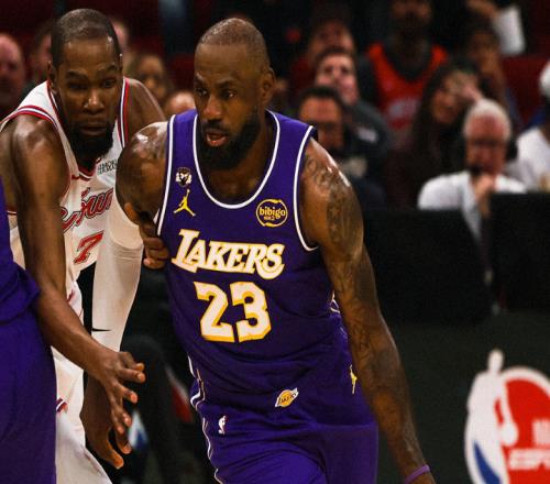 12000籃板現(xiàn)役第一！詹姆斯30分前三節(jié)9中9完勝杜蘭特獻(xiàn)關(guān)鍵暴扣