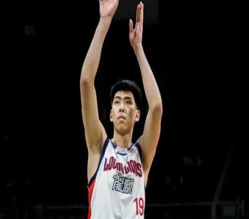 廣東防守咋辦內(nèi)線無護框，外線無包夾，徐昕+2大外離隊引崩盤！