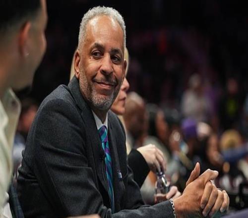 黃蜂為戴爾庫里舉辦球衣退役儀式，庫里兄弟到場支持