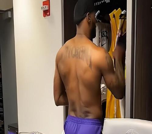 勒布朗打服最強(qiáng)詹黑！41歲沒(méi)睡好都創(chuàng)8紀(jì)錄一身腱子肉證頂級(jí)自律