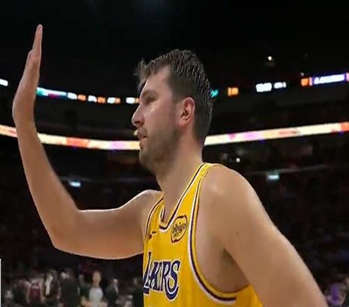 全美热搜第一！东契奇60分创13纪录太疯狂背靠背100分极具统治力