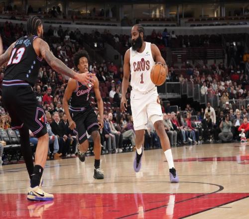 騎士險上演史詩級崩盤！哈登單核救主，賽后表不滿，表揚一人