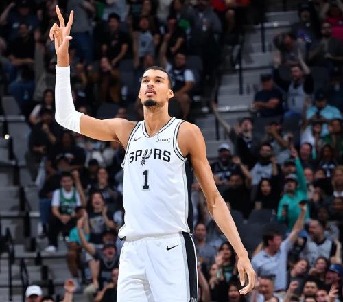 湖人15分大逆转，快船4连败！西部最新排名出炉，马刺锁定季后赛