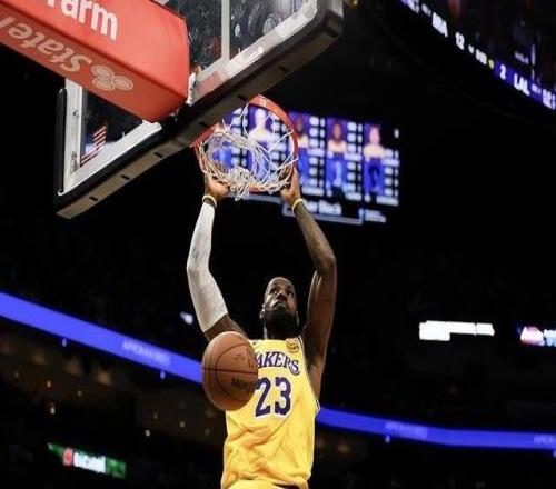 詹姆斯三双助力湖人8连胜，多数据历史第一，他的年龄让人怀疑