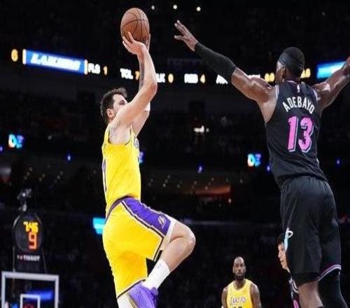 阿德巴约谈东契奇60分：正如大家所见单场得到80分绝非易事