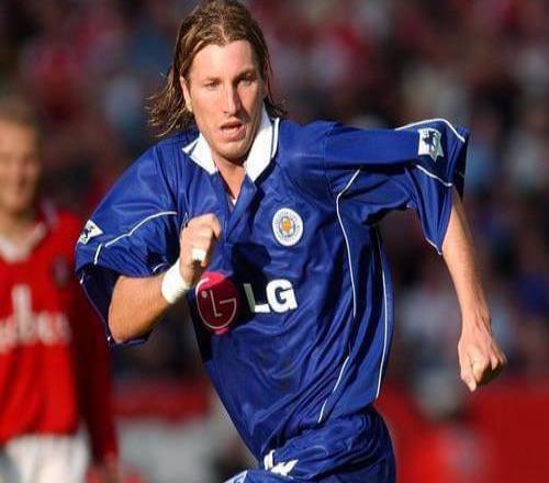 19歲被曼聯(lián)放棄的惡漢，被魯尼拳打，被C羅吐口水，首次執(zhí)教奪冠