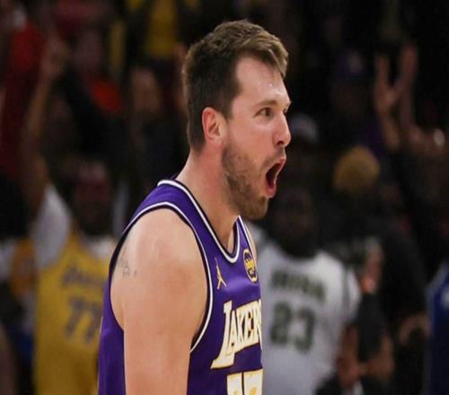 湖人队东契奇对阵火箭的精彩表现，为湖人史无前例的7连胜画句号