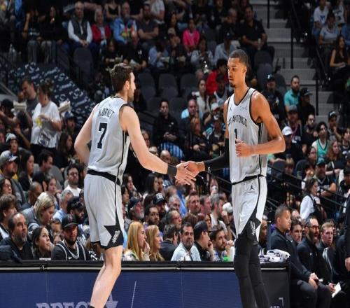 時隔7年鎖定季后賽！馬刺險勝太陽4連勝文班34+12準絕殺