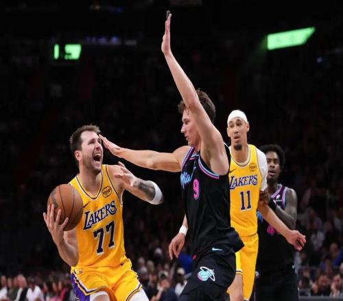 13+15！湖人新援攻防立大功，2年1000万签约爆惊喜，与三巨头绝配