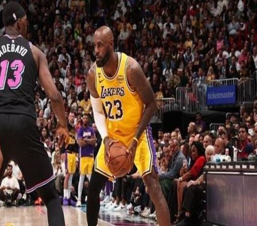 東皇60分背靠背100分詹皇歷史出場王湖人勝熱火