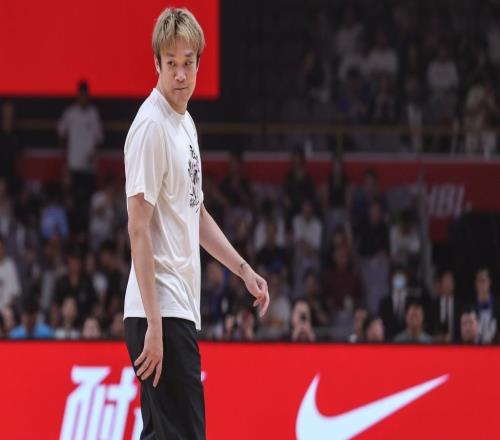 體壇聯(lián)播十人曼聯(lián)戰(zhàn)平伯恩茅斯，丁彥雨航宣布退役