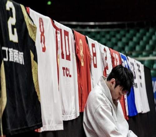 丁彥雨航：如果腿沒(méi)事我想打到45歲，堅(jiān)持這么久本不想遺憾退役