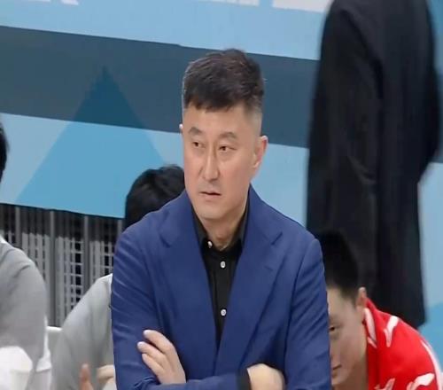 廣東被絕殺僅一夜，杜鋒獨自返粵參加活動！留助教帶隊備戰(zhàn)引熱議