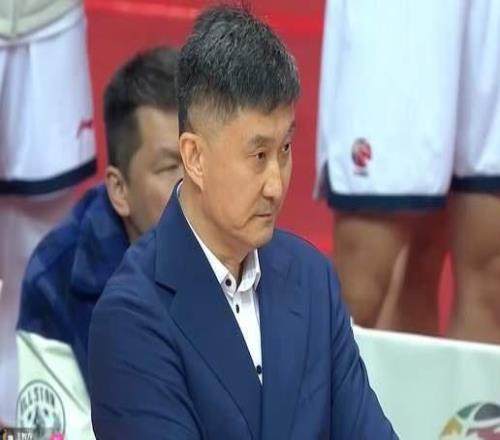 杜鋒下課廣東第3次遭絕殺，應(yīng)學(xué)遼籃，扶正歐洲名帥，重塑輝煌