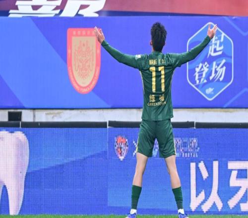 爭(zhēng)議！19歲國(guó)足紅星拒采訪球迷辯解：他受傷+被青島球迷罵了整場(chǎng)