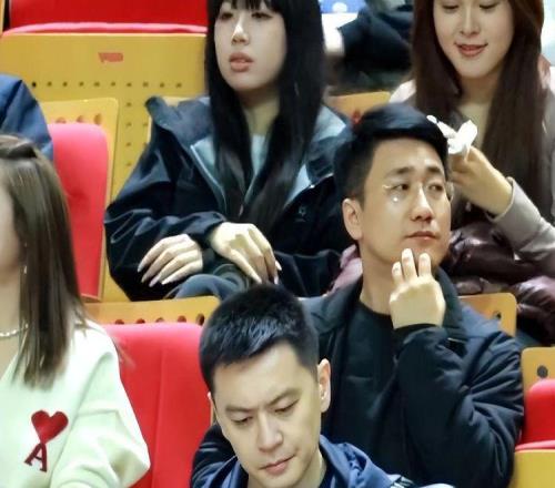 楊鳴又看母隊比賽！繼續(xù)督戰(zhàn)遼京二番戰(zhàn)，趙繼偉率遼籃沖擊7連勝