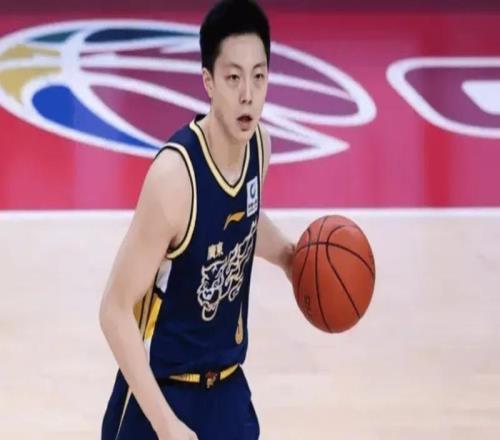 廣東5戰2勝弊端盡顯！2后場核心迷失，小外占球權，防守還出問題