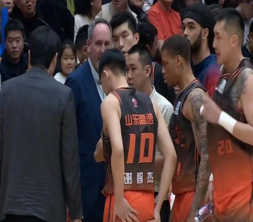 山東男籃24分大勝，高詩巖15+10+11正負(fù)值+32，王證17分表現(xiàn)亮眼