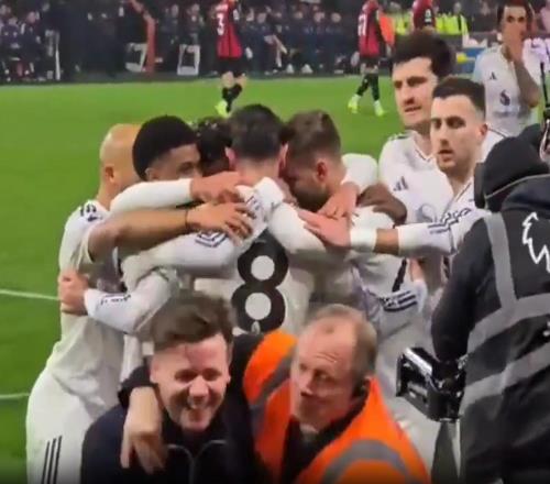 一球迷在曼聯(lián)球員慶祝時混入其中和B費擁抱，達洛特神情疑惑