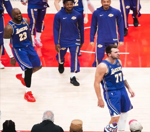 別被8連勝騙了！東契奇背靠背轟100分：湖人背后全是危機