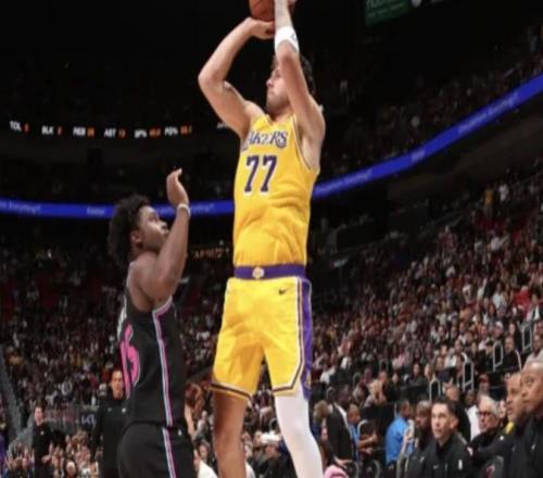 A史密斯：東契奇過去八場的表現(xiàn)，魔術(shù)師、科比、奧尼爾都沒能做到