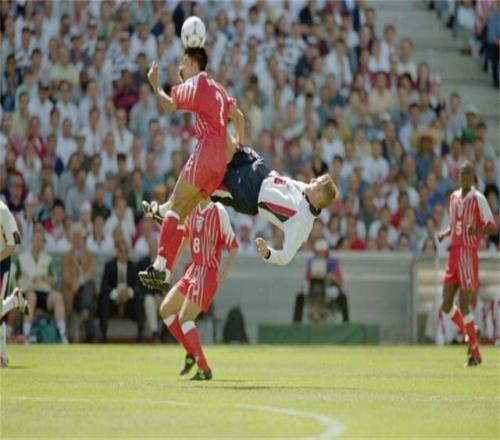 不愛足球的英超名將，耽誤英格蘭卻理直氣壯，還跟隊(duì)友在場上互毆