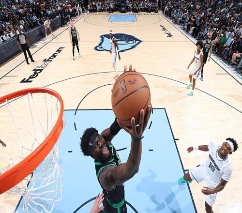 拿著底薪的先發(fā)！沒想到凱爾特人內(nèi)線支柱下賽季依然是底薪合同