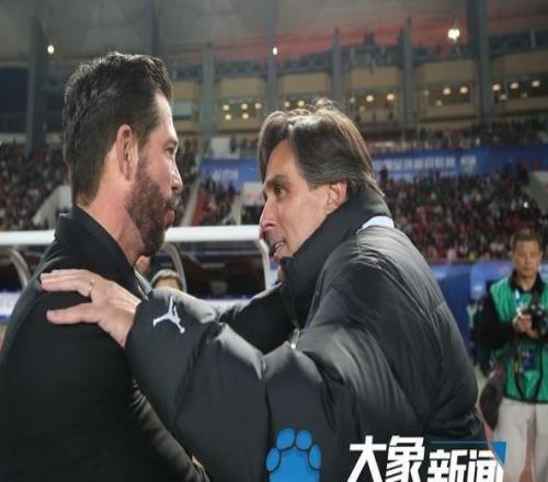 河南彩陶坊主場(chǎng)1：1與武漢三鎮(zhèn)握手